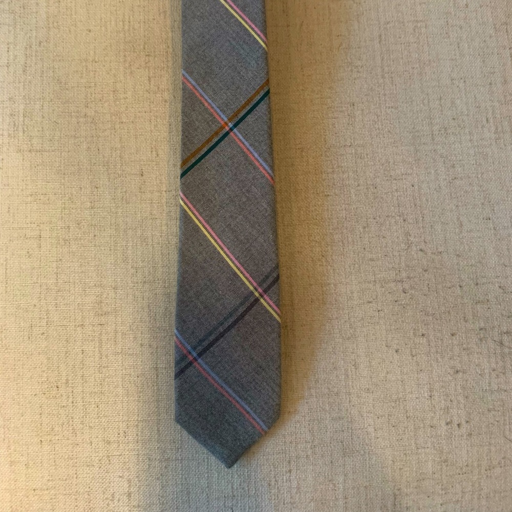 Grey skinny tie